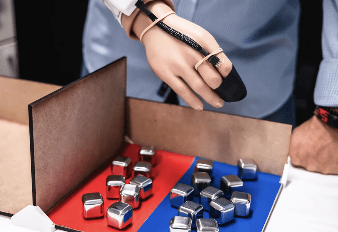 Proteza ręki, na którą wielu czekało. Pozwala czuć dotyk i temperaturę