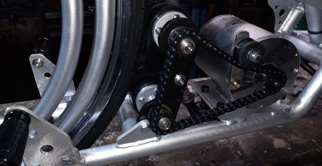 Jakiś podróżnik w czasie musiał zgubić ten rower. Blue Steel to na wskroś futurystyczny e-bike