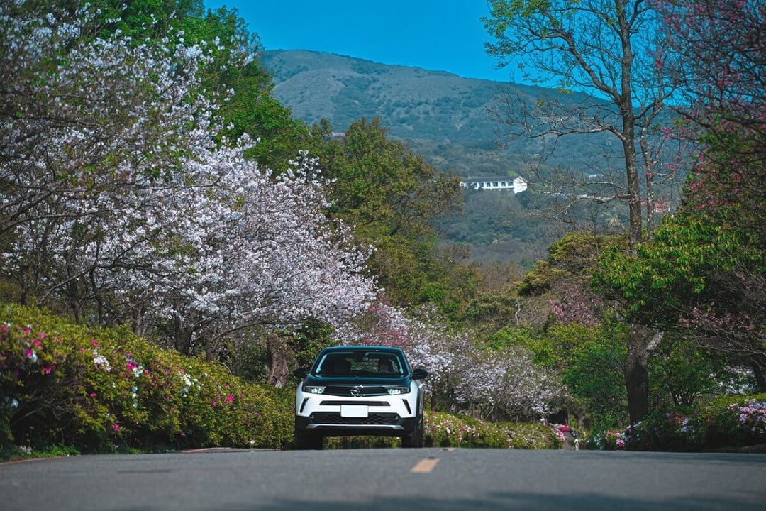 Dlaczego nie odczuwamy stałej prędkości, ale czujemy przyspieszenie?