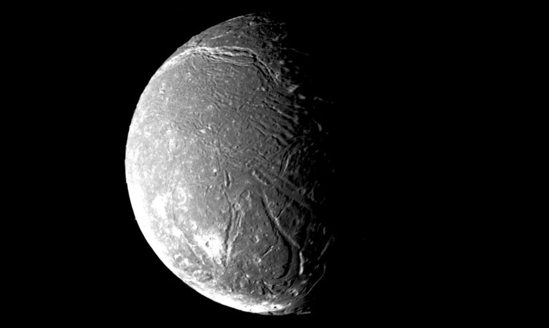 Księżycowy pył skrywa kosmiczne skarby. Naukowcy odkryli to, czego na Ziemi prawie nie ma