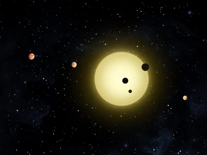 Matematycznie idealny układ planetarny 105 lat świetlnych od Ziemi. Znacznie młodszy niż się wydawało