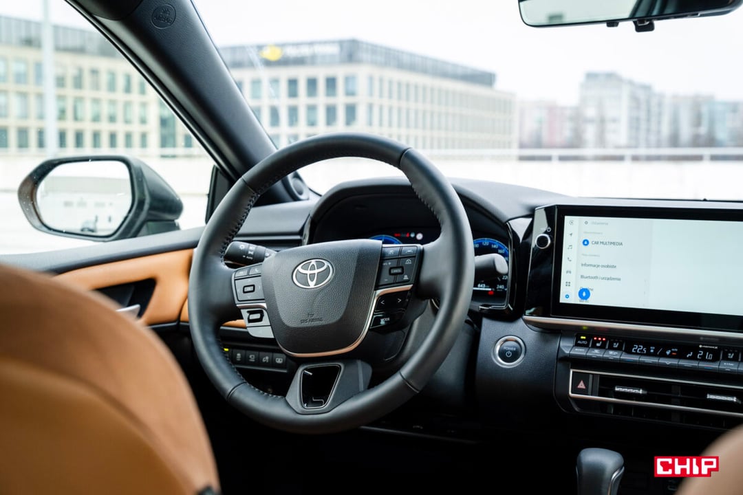 Trzy rzędy, wielki ekran i klasyczne przyciski. Toyota pokazała swój nowy sekret