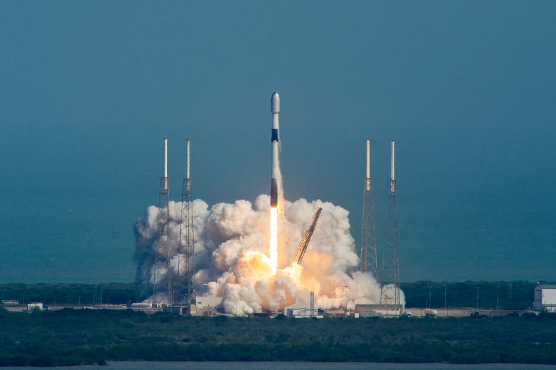 SpaceX po raz pierwszy wykorzystał centralny człon Falcon Heavy jak Falcona 9. Historyczna misja KF-02 z satelitami Kuiper dla Amazonu.