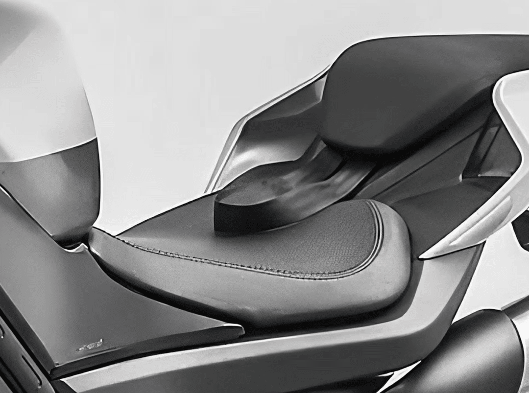 Nowy motocykl CFMoto z pasami bezpieczeństwa. Czy Chińczykom kompletnie odbiło?