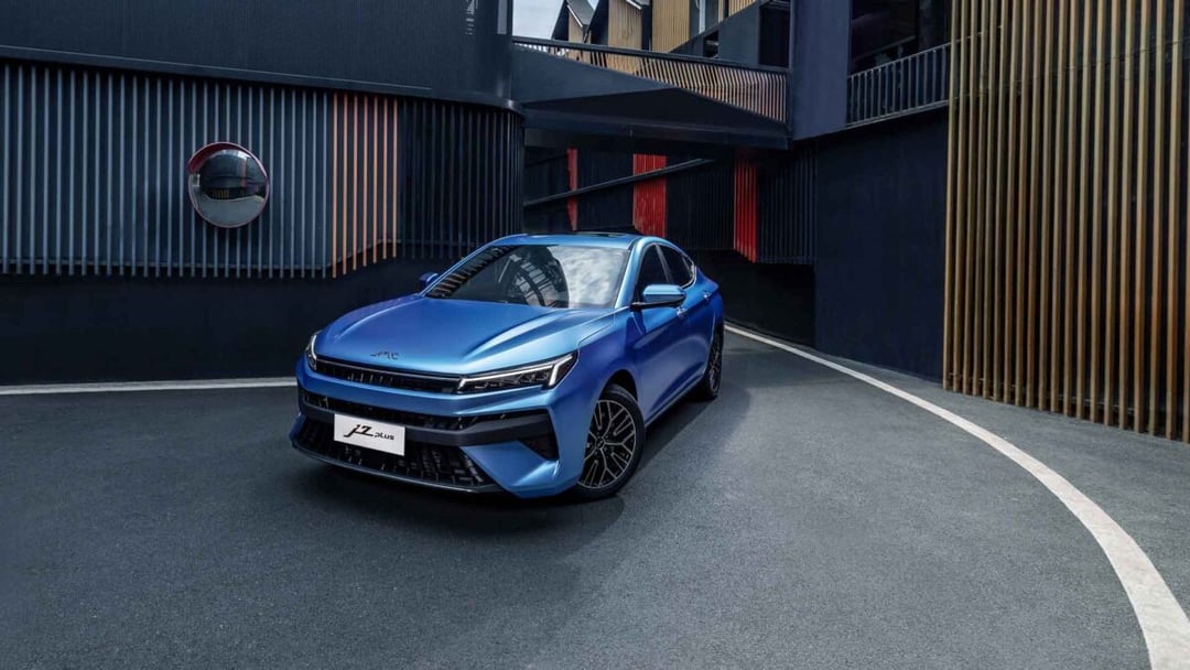 JAC J7 Plus oficjalnie wjeżdża na polski rynek. Nowy fastback ma wypełnić lukę w segmencie C