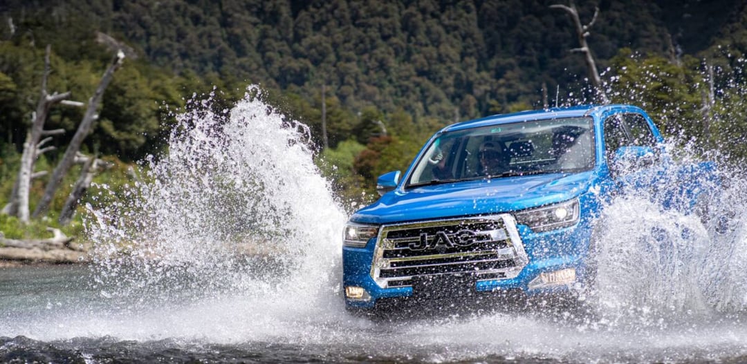 JAC T8 PRO chce podbić nasze serca. Oto pierwszy pickup chińskiego producenta w Polsce