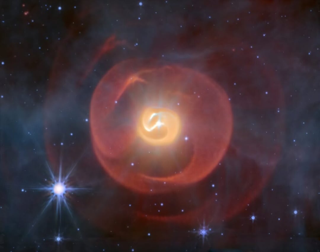 Kosmiczny wąż pożerający własny ogon ma nowego towarzysza. Webb odkrył trzecią gwiazdę w spektakularnej mgławicy