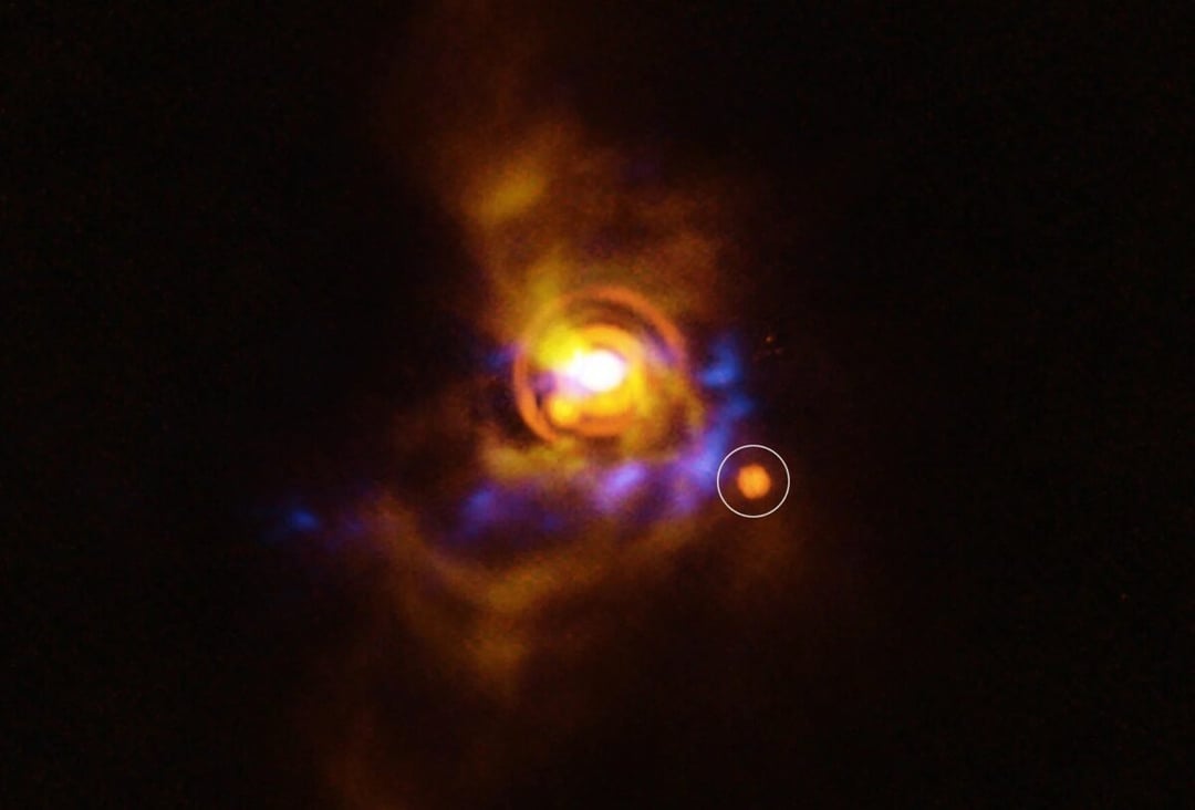 Protoplaneta uwieczniona w niesamowitym momencie. Czegoś takiego jeszcze nie było