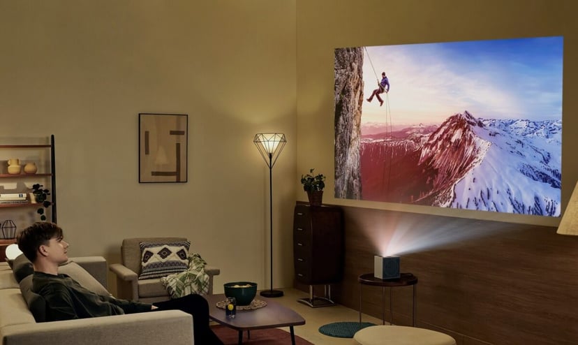 Miniaturowy projektor 4K LG CineBeam S o ultrakrótkim rzucie zmienia podejście do telewizorów 