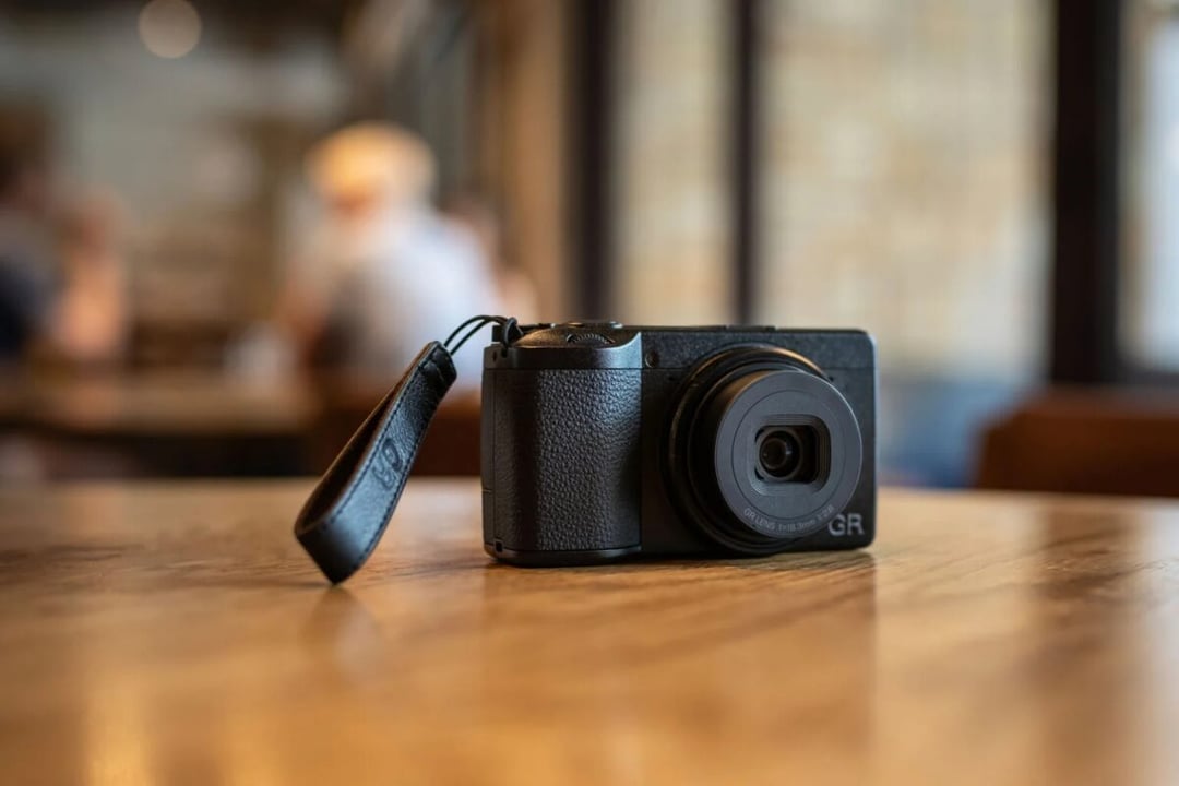 Ricoh GR IV oficjalnie. Kultowy kompakt zaskakuje nowymi rozwiązaniami i… ceną