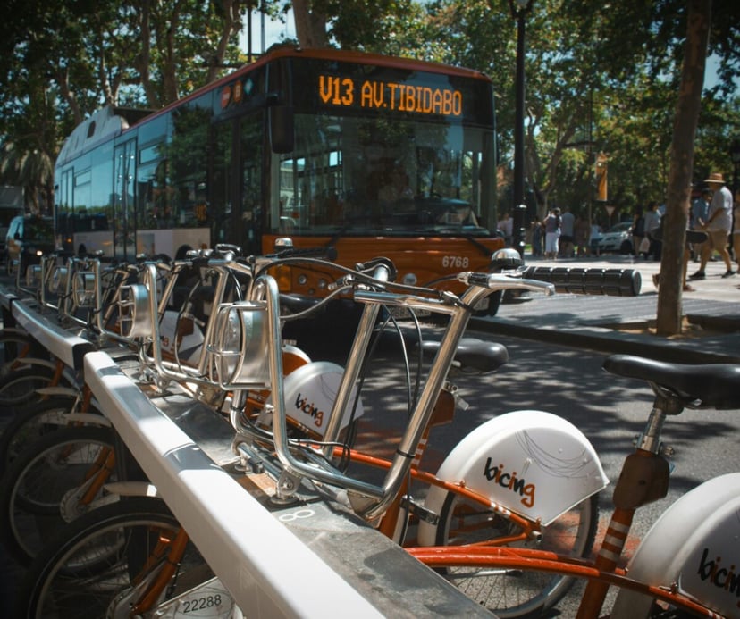Ludzkie odpady napędzają transport w Barcelonie. Pasażerowie są zaskoczeni prawdą o swoich autobusach