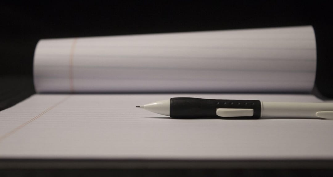 Stabilna emisja elektronów z rysika ołówka mechanicznego. Naukowcy przekształcili przedmiot codziennego użytku w laboratoryjny cud