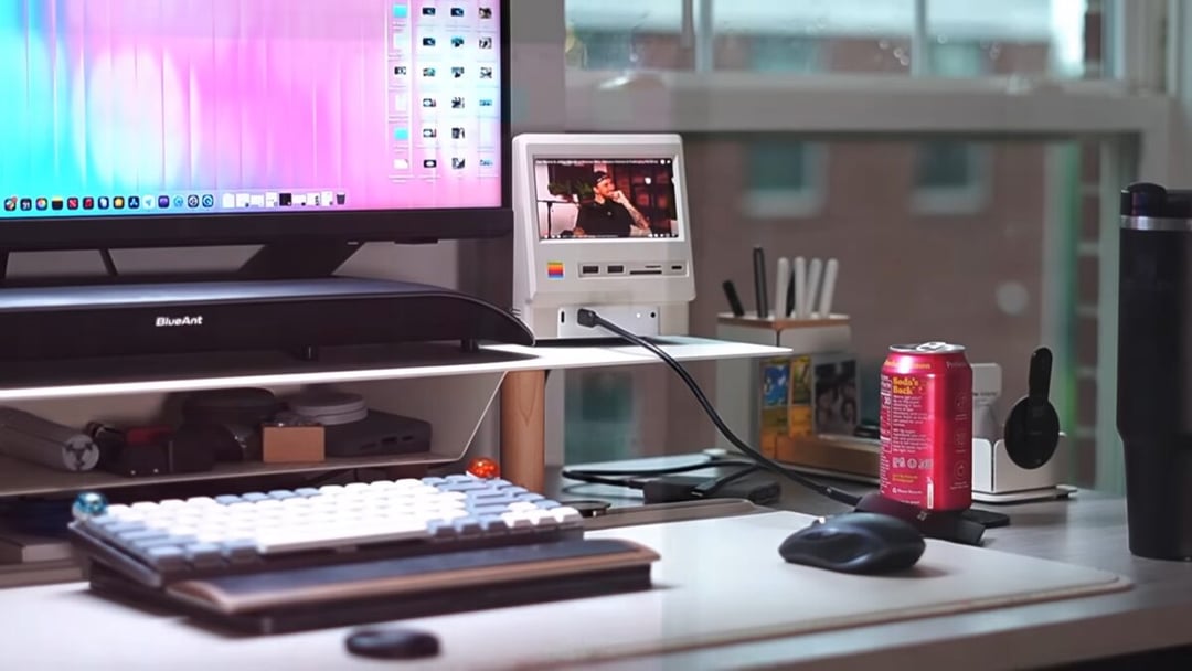 Chcę to! Ta stacja dokująca zamienia Mac mini w retro komputer z 1984 roku