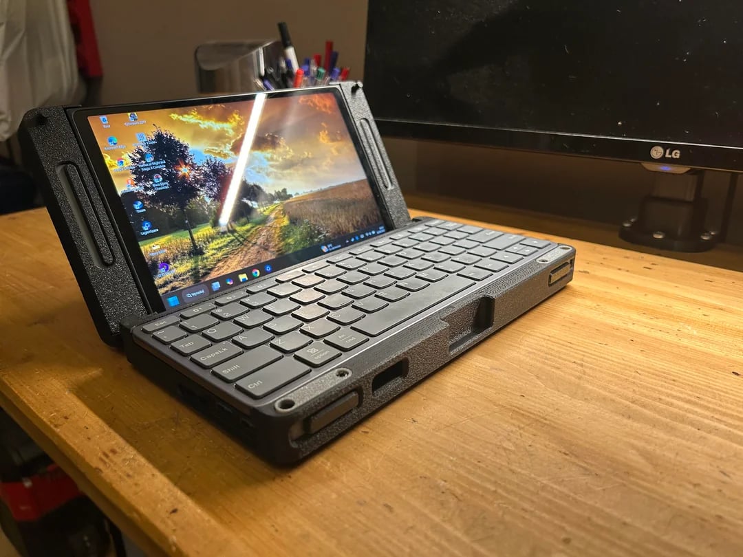 Lenovo Legion Go jako mini laptop. Modder stworzył cyberdeck z przenośnej konsoli 