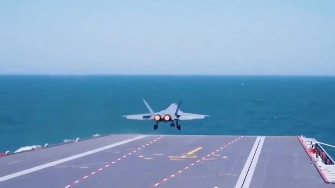 Historyczny moment dla Chin na pokładzie superlotniskowca. Elektromagnetyczna katapulta działa lepiej niż amerykańska