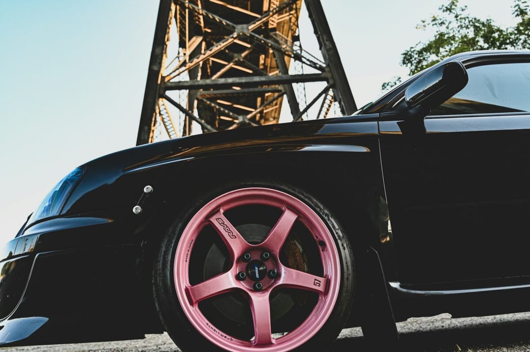 Stal vs. aluminium. Co lepiej zniesie polskie drogi?