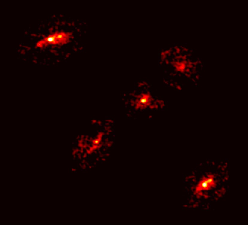 Astronomowie odkryli niezwykły Krzyż Einsteina. Pięć obrazów zdradza sekrety ciemnej materii