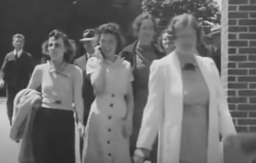 Kobieta z telefonem na filmie sprzed 85 lat. Internauci oszaleli na punkcie tego nagrania