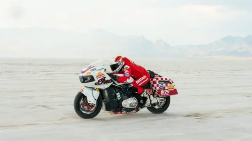Turystyczny motocykl, który zawstydza sportowe maszyny. Legendarny rekord z 1972 roku został właśnie pobity