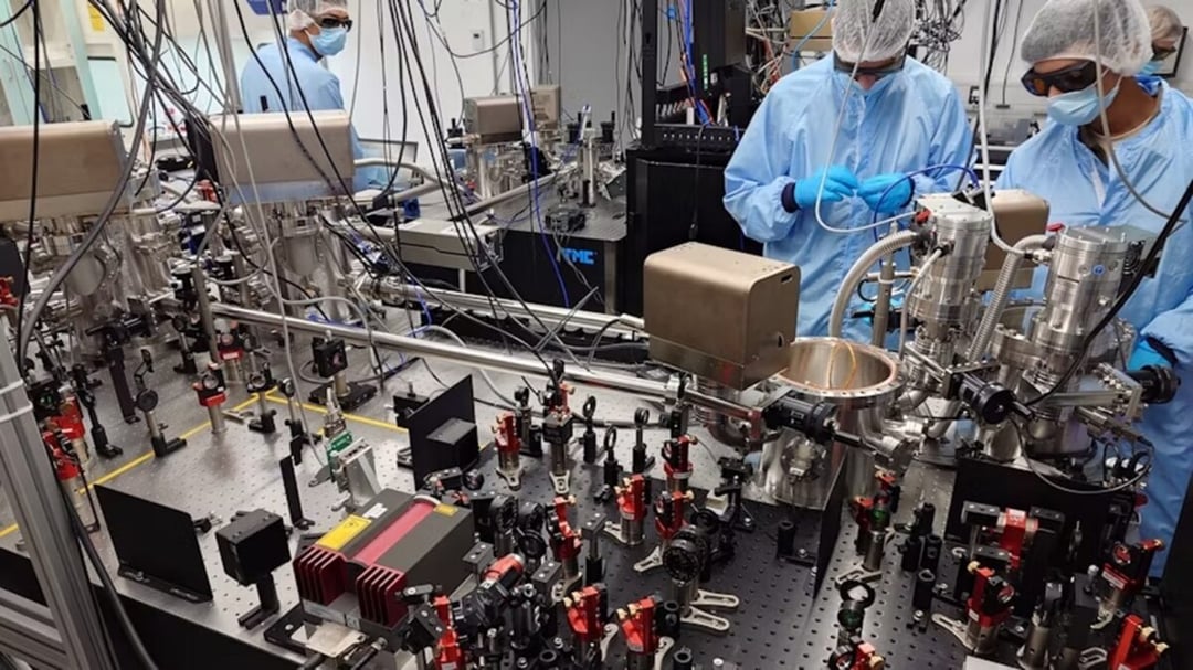 Polują na kwantową grawitację na uniwersyteckim stole. Miniaturowy detektor z Cardiff zawstydza gigantów nauki