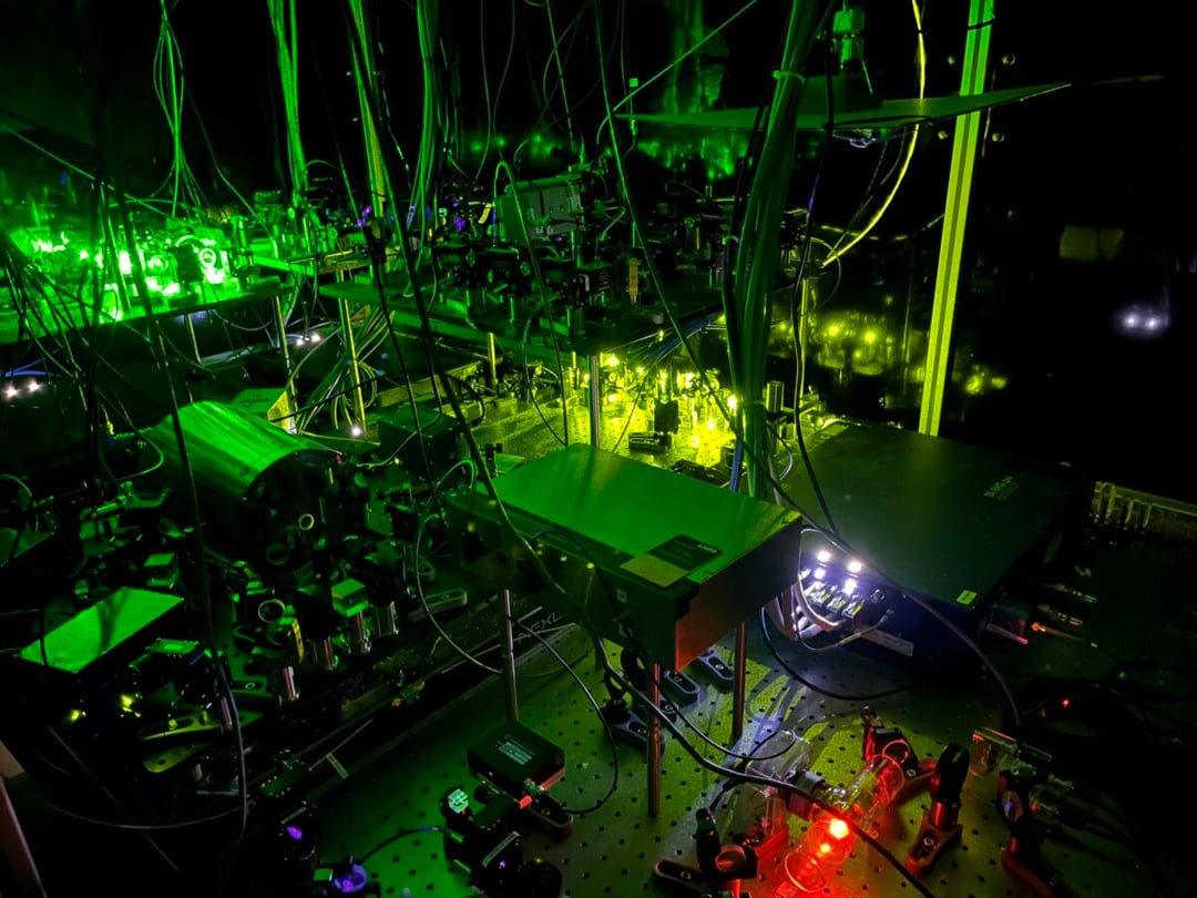 Światłowody i kwanty wreszcie się dogadały. Iterb-171 otwiera nowe możliwości komunikacji