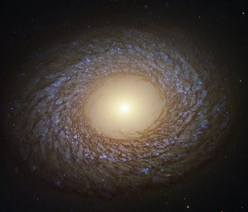 Galaktyka NGC 2775 podważa wiedzę o ewolucji tych obiektów. Dlaczego jest tak dziwna?