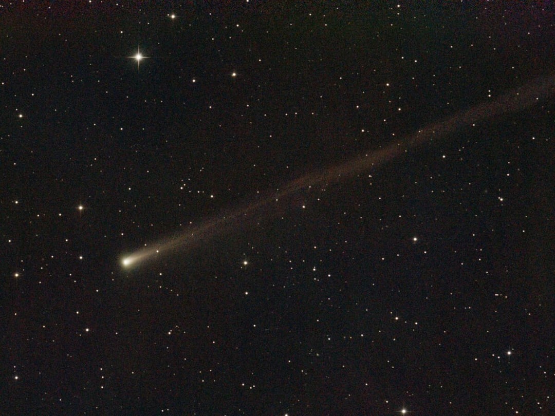 Kometa ATLAS pokazała spektakularny koniec swojej podróży. Jej fragmenty mijają właśnie Ziemię