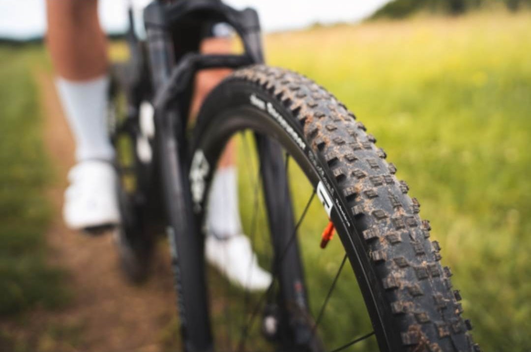 Zapomnij o tradycyjnych oponach rowerowych. Ten model toczy się o 40% lżej