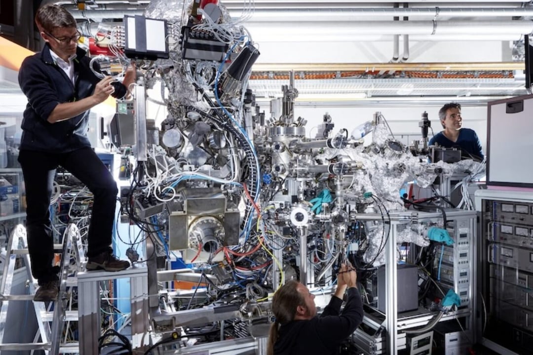 Dziwne wybrzuszenie na wykresie rozwiązało 70-letnią zagadkę. Polarony to klucz do zrozumienia materiałów kwantowych