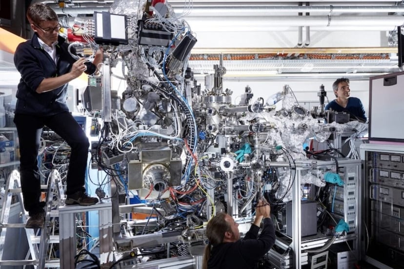 Fizycy rozwiązali zagadkę utraty przewodnictwa w materiałach kwantowych. Taniec polaronów ujawnił prawdę