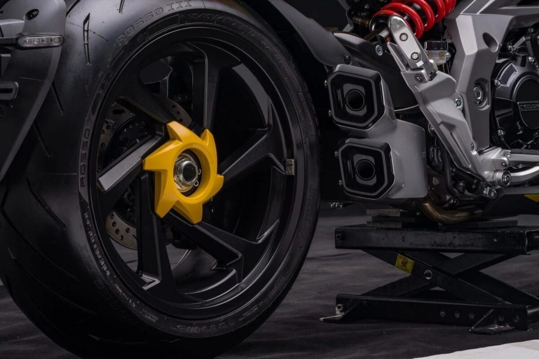 Podobieństwo do motocykli Ducati aż boli, ale parametry mówią, że to nie jest tylko zabawka