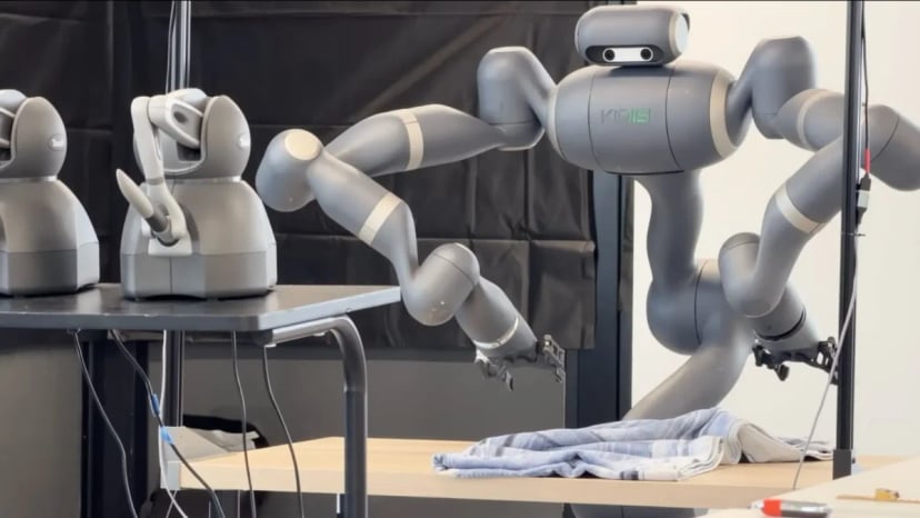 Robot KR-1 sam składa ręczniki. Pokazuje nową drogę dla sztucznej inteligencji