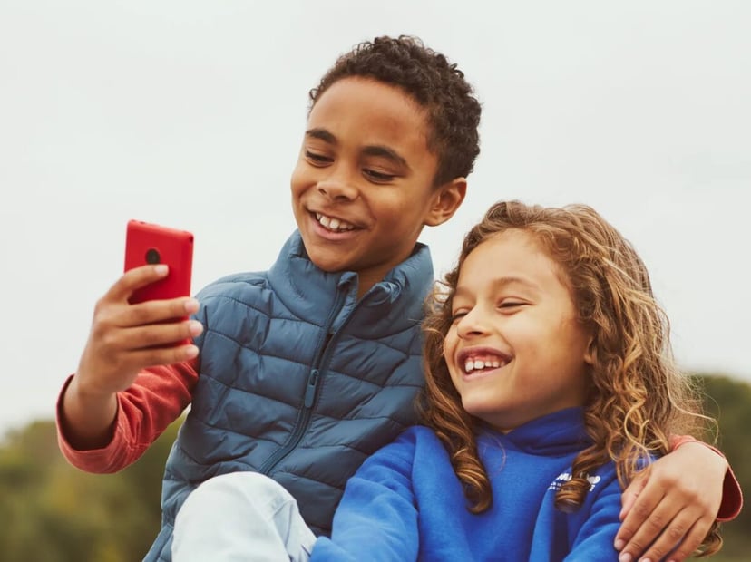 Zero social mediów, pełna kontrola. XploraOne by HMD to idealny telefon dla dziecka