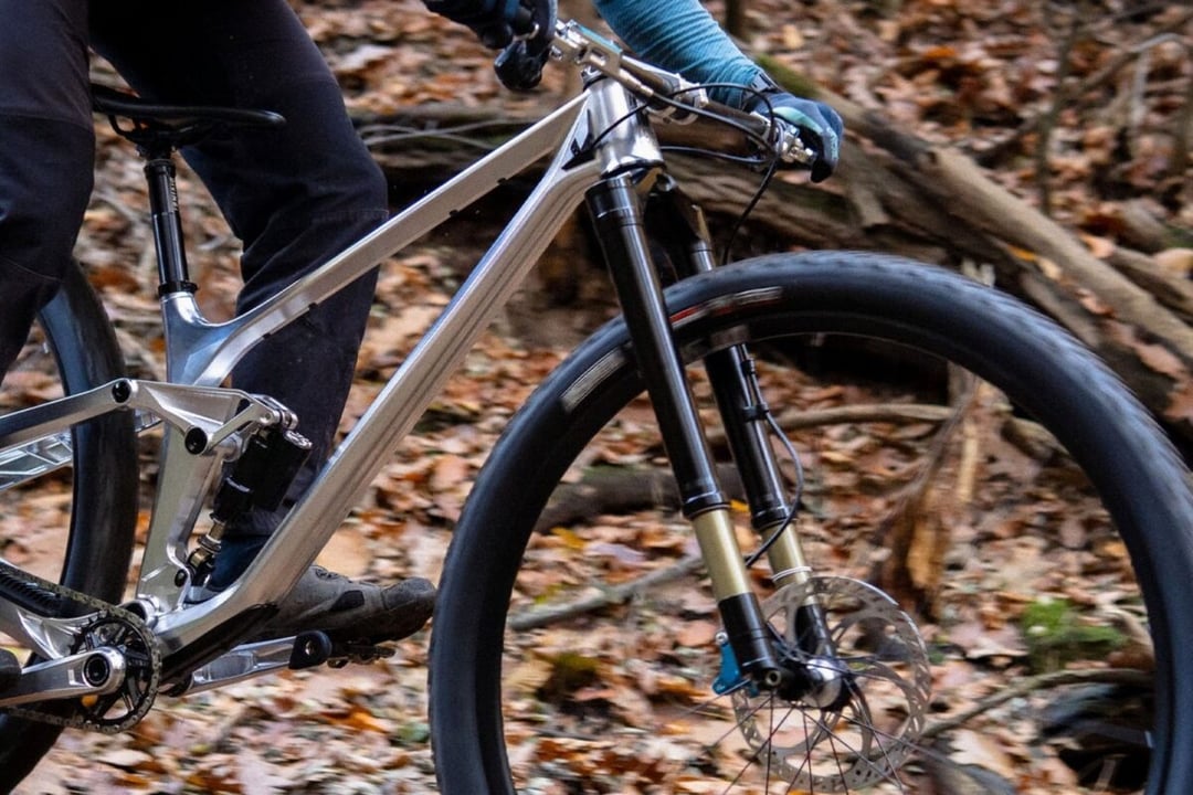 Nowy standard w rowerach górskich właśnie stał się rzeczywistością. Pierwsza firma zdążyła przed RockShox i Fox