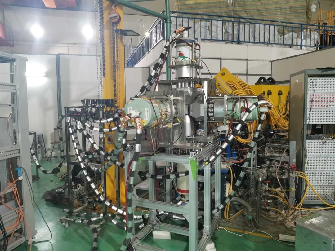 Miniaturowe źródło, które dostarcza energię przez lata. Badania pokazały, jak wykorzystać izomer molibdenu