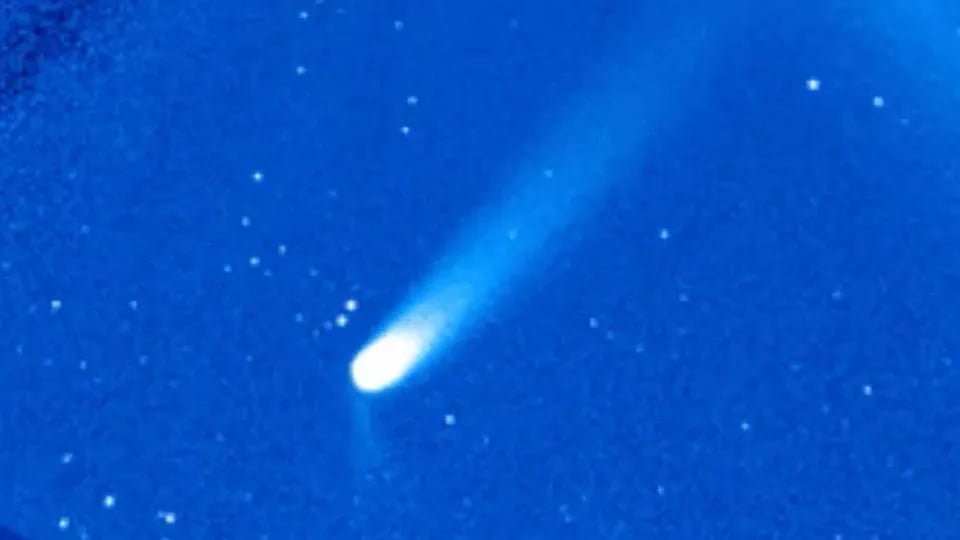 Spektakularny “warkocz” komety PanSTARRS. NASA uchwyciła rozbłysk