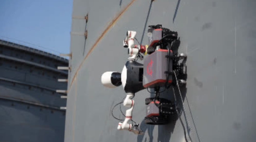 Chiny mają już 140 firm budujących humanoidalne roboty. Ta maszyna pokazuje, dlaczego świat się ich boi