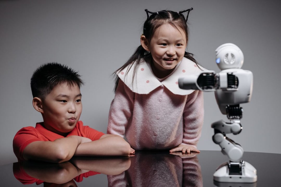 AI właśnie zrobiło kolejny krok. Trafi do szkół w humanoidalnym ciele