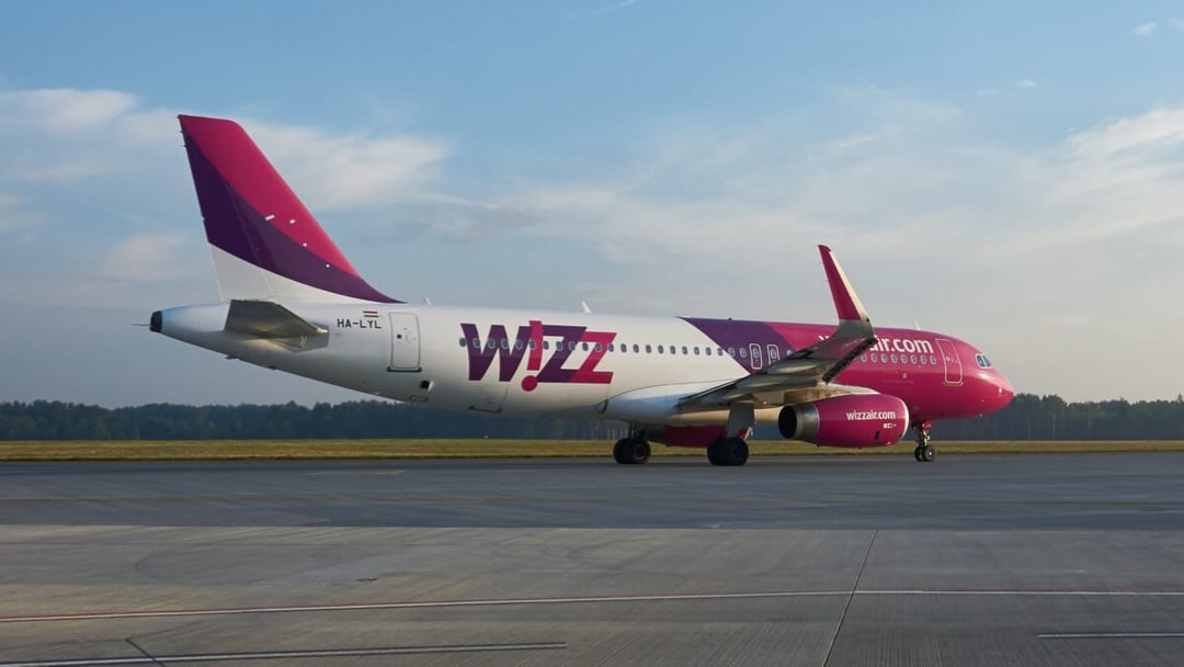 Wizz Air chce, żebyś był online nawet 10 kilometrów nad ziemią. To koniec trybu samolotowego?