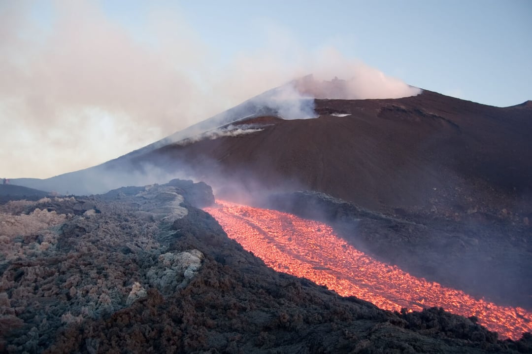 Ten sam wulkan, a dwie zupełnie różne erupcje. Naukowcy wyjaśnili, co się wydarzyło