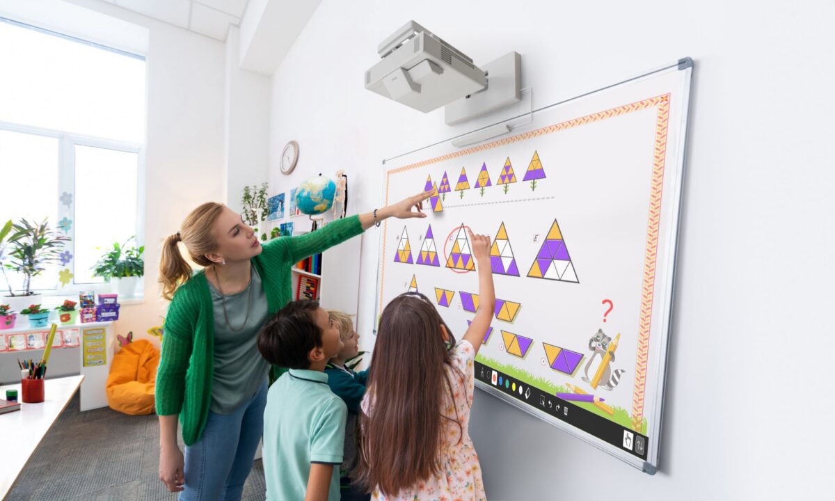 Więcej technologii w klasach za mniejsze pieniądze. Epson wspiera modernizację szkolnego sprzętu AV