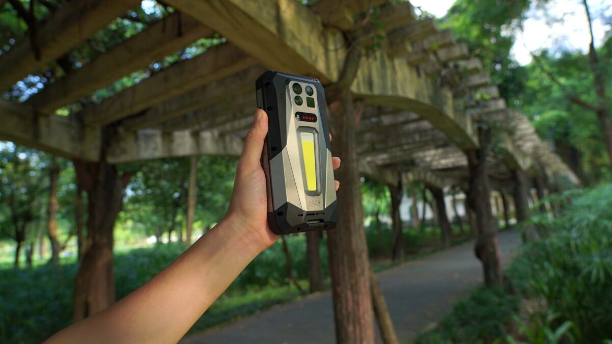715 gramów technologicznego szaleństwa. Nie wiem, czy Tank 5 Pro to smartfon, czy coś “więcej”