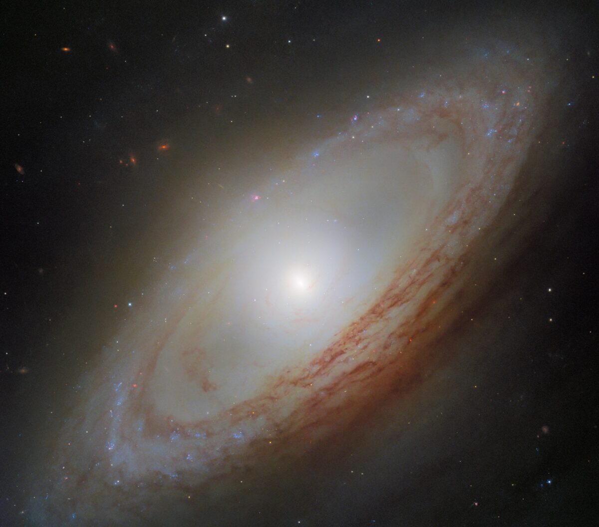NGC 4698 łamie kosmiczny porządek. Hubble uchwycił niezwykłą galaktykę