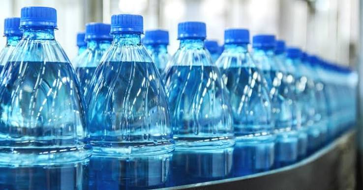 Jeden atom przełamuje barierę biodegradacji. Zmodyfikowany enzym rozkłada plastik PET dwa razy szybciej
