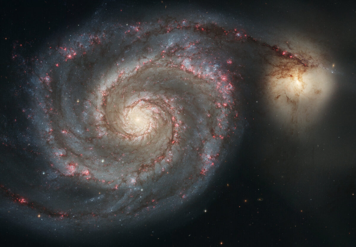 Dwa tajemnicze obiekty w pobliżu słynnej galaktyki. Astronomowie pytają, gdzie zniknęły tamtejsze gwiazdy