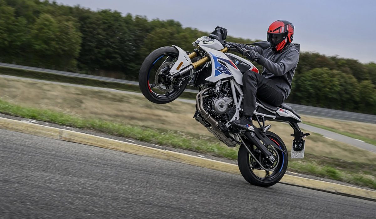 BMW zbudowało motocykl dla początkujących, ale najwyraźniej zapomniało ograniczyć wyposażenie