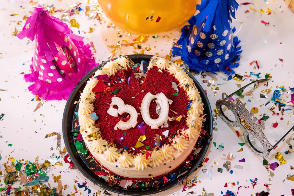 Plus świętuje jubileusz z wielką pompą. To już 30 lat na rynku