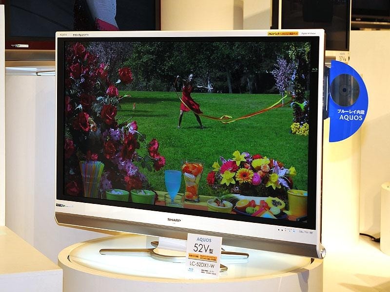 Telewizory posiadają po pięć głośników z maksymalną mocą 15 W na dwa kanały