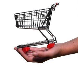W większości, bo aż w 400 przypadkach, ceny w sklepach internetowych były niższe, średnio o 26 proc.