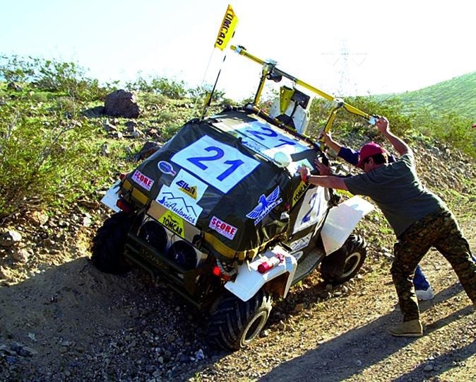 DARPA Challenge 2004 - Udział w zawodach wzięło łącznie 100 uczestników, ale żaden z nich nie minął linii mety. Wszyscy utknęli w piasku.